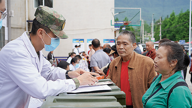 聯勤保障部隊第945醫院專家醫療隊為駐地群眾送醫送藥